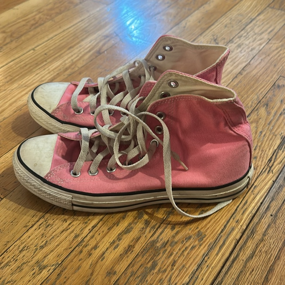 Pink converse! - Picture 2 of 5
